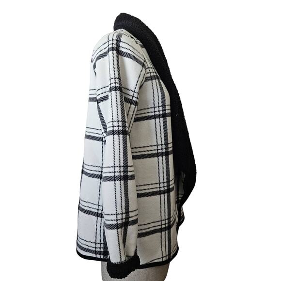 White and Black Plaid Sherpa Lined  Open Front Jacket Size Small - Picture 5 of 5